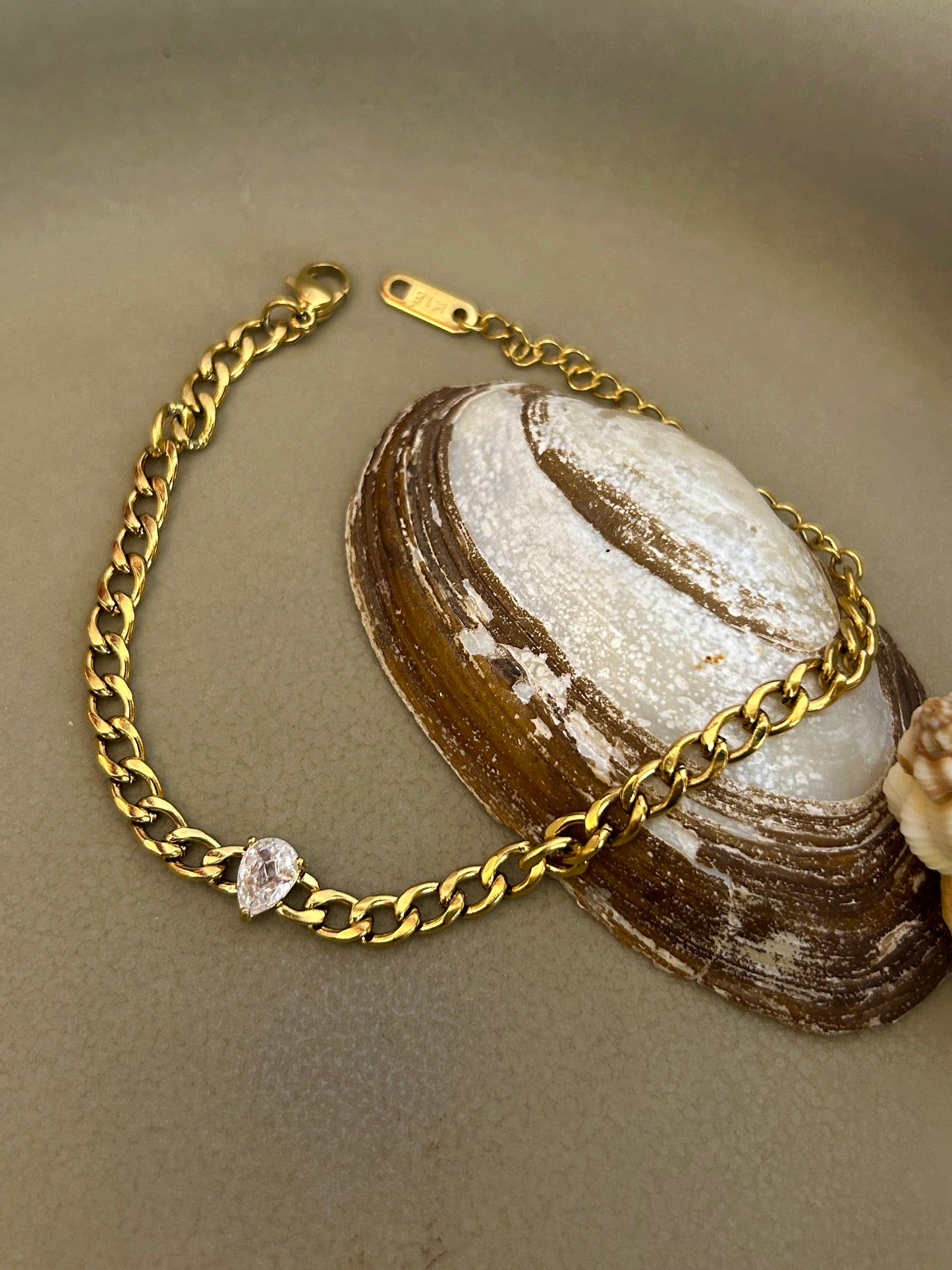 Luve Bracelet - Waterproof, 18k Gold Plated