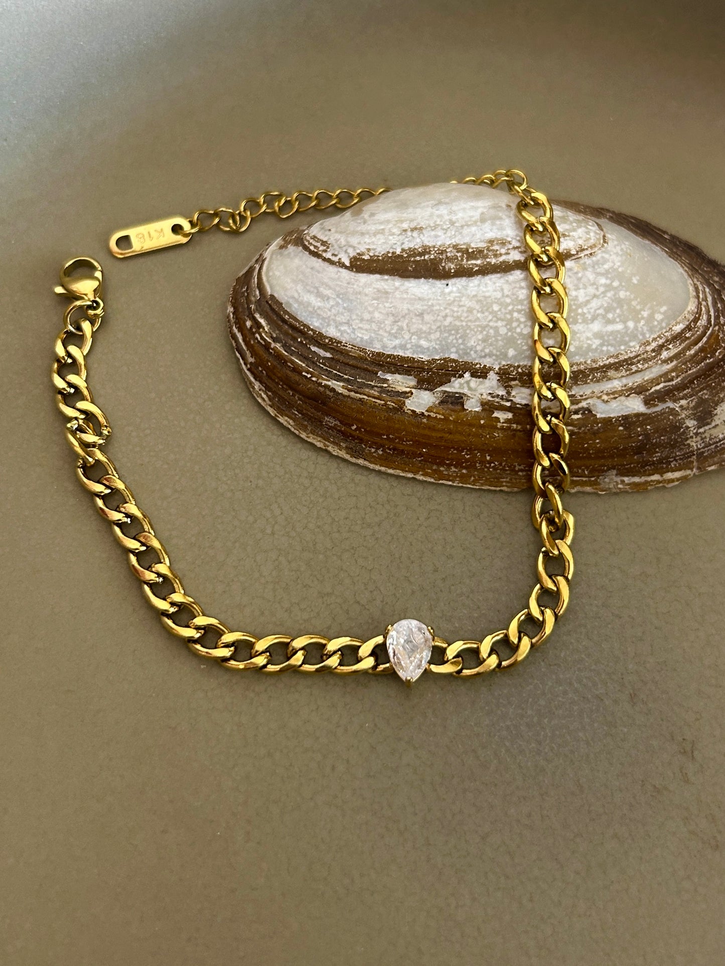 Luve Bracelet - Waterproof, 18k Gold Plated