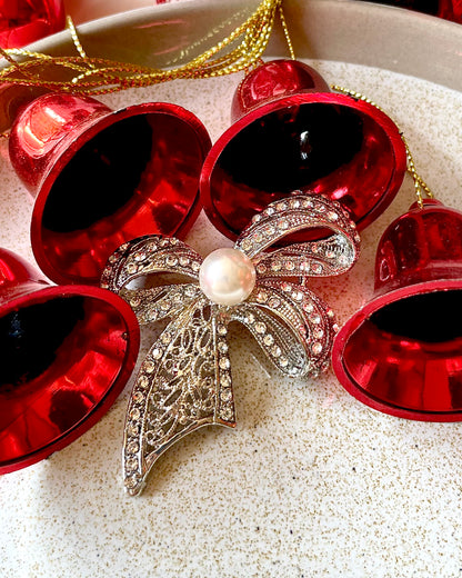 Bow Ornament Pearl Brooch