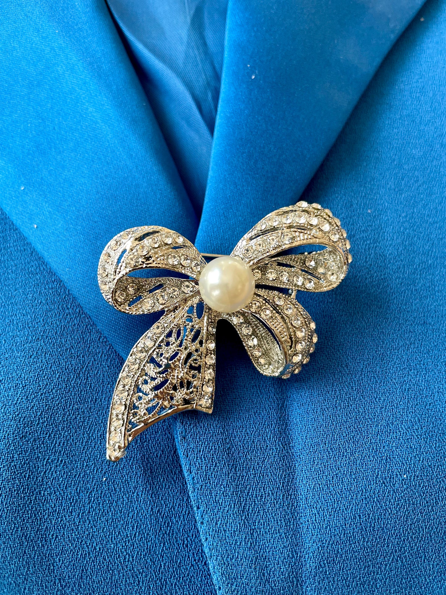 Bow Ornament Pearl Brooch