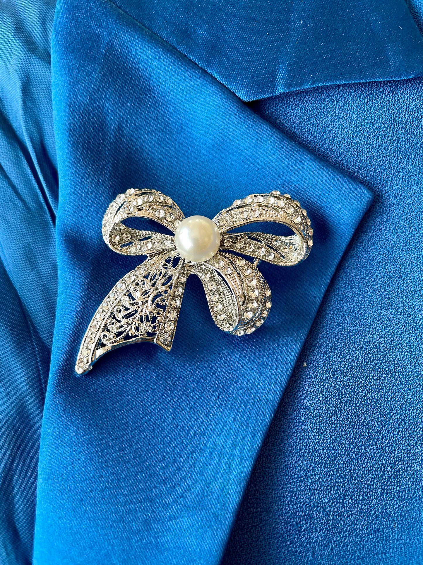 Bow Ornament Pearl Brooch