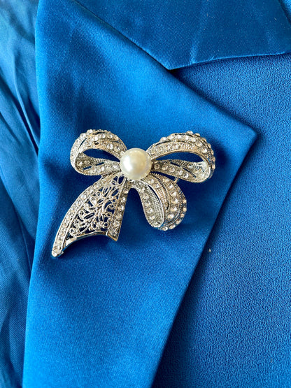 Bow Ornament Pearl Brooch